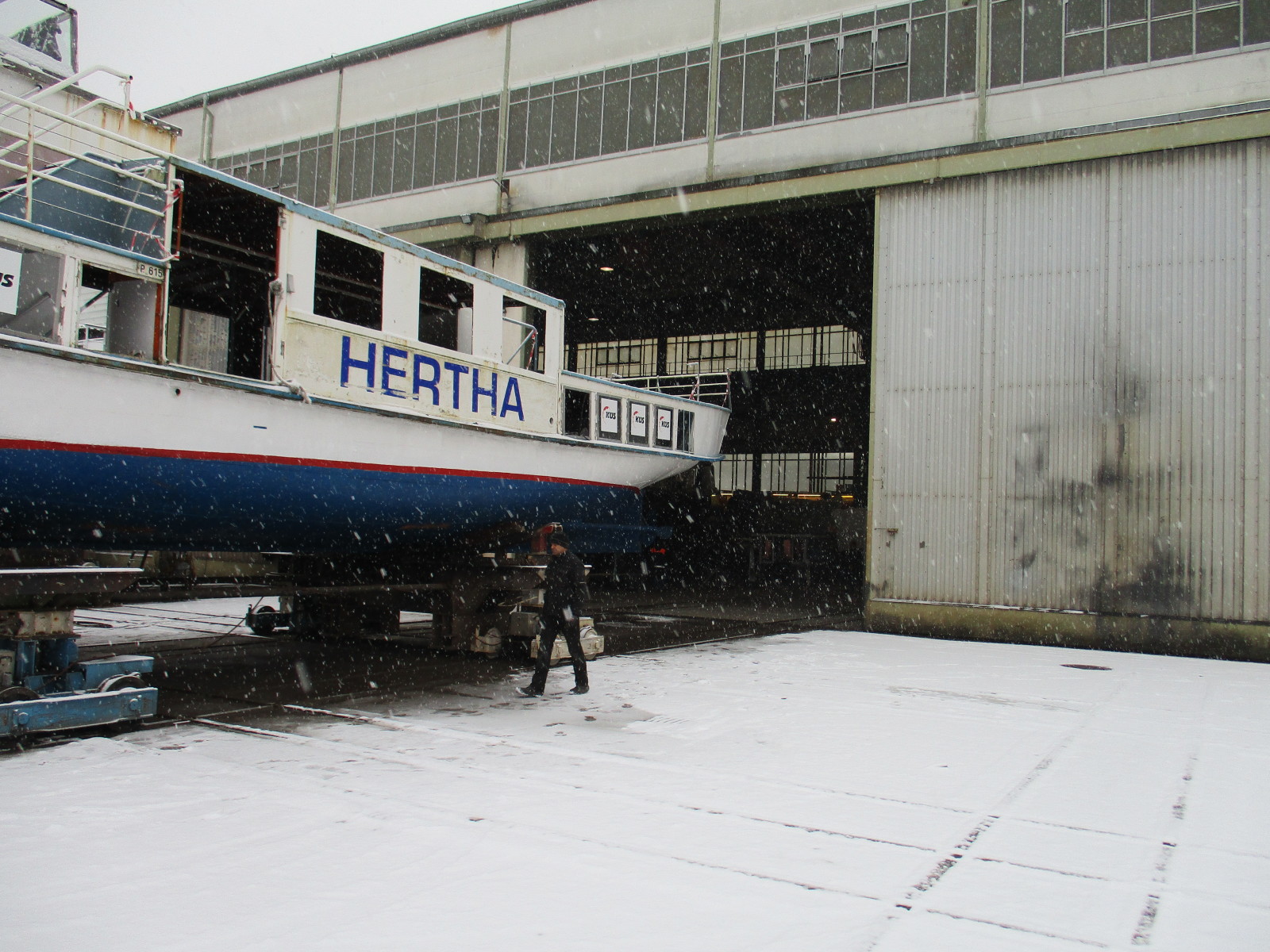 Die Hertha wird in die große Montagehalle der Werft Malz gefahren (9.12.2021) - Foto: Harald Voß