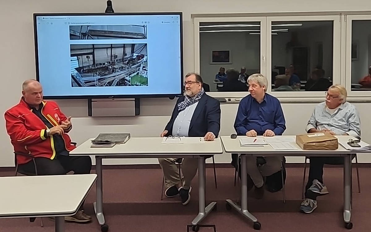 Ralf Loerke von der Werft Malz erläutert die Arbeitern an der Hertha