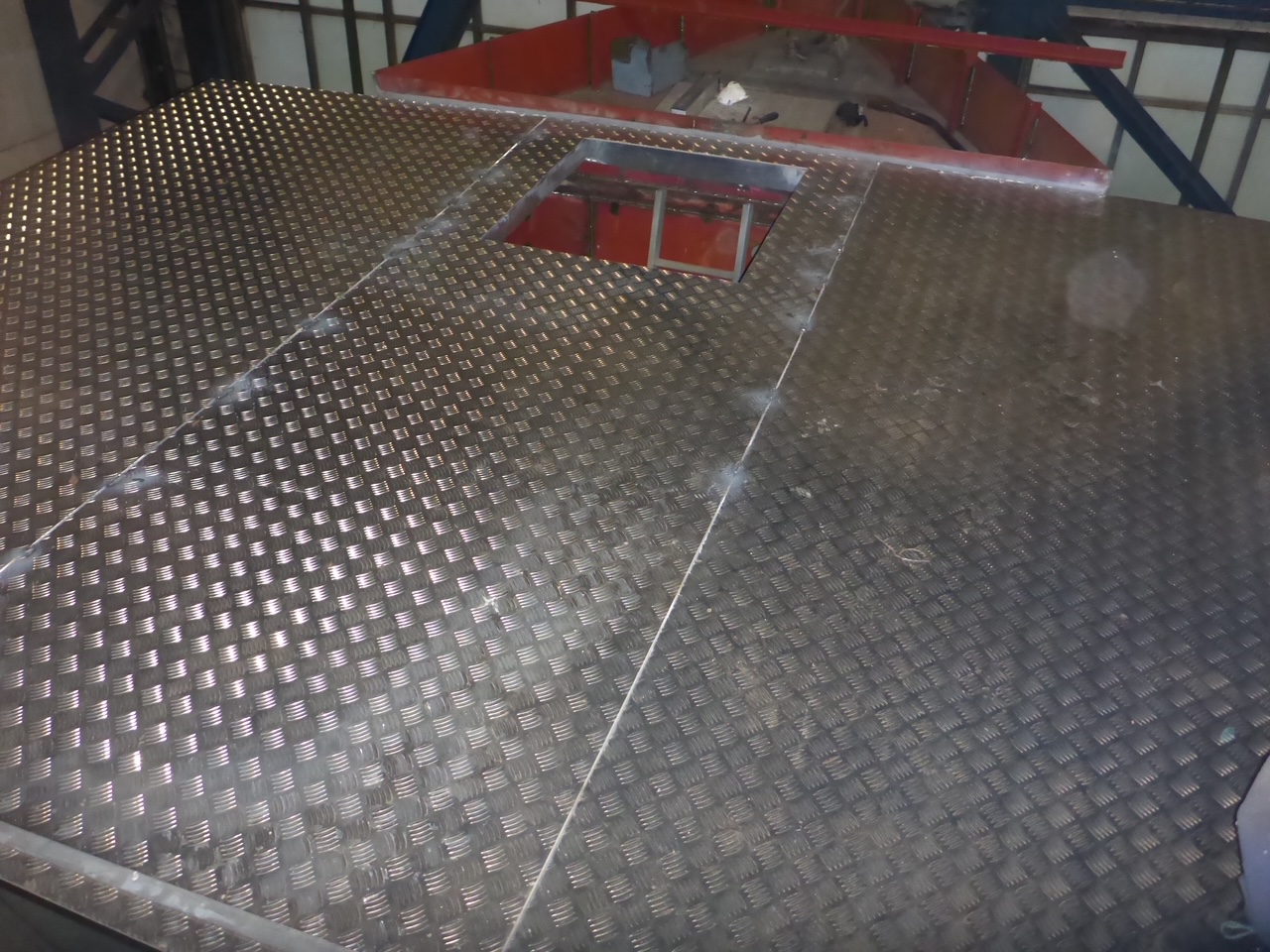 Deck des Vorschiffs mit Rettungsluke - Foto: Ralf Loerke