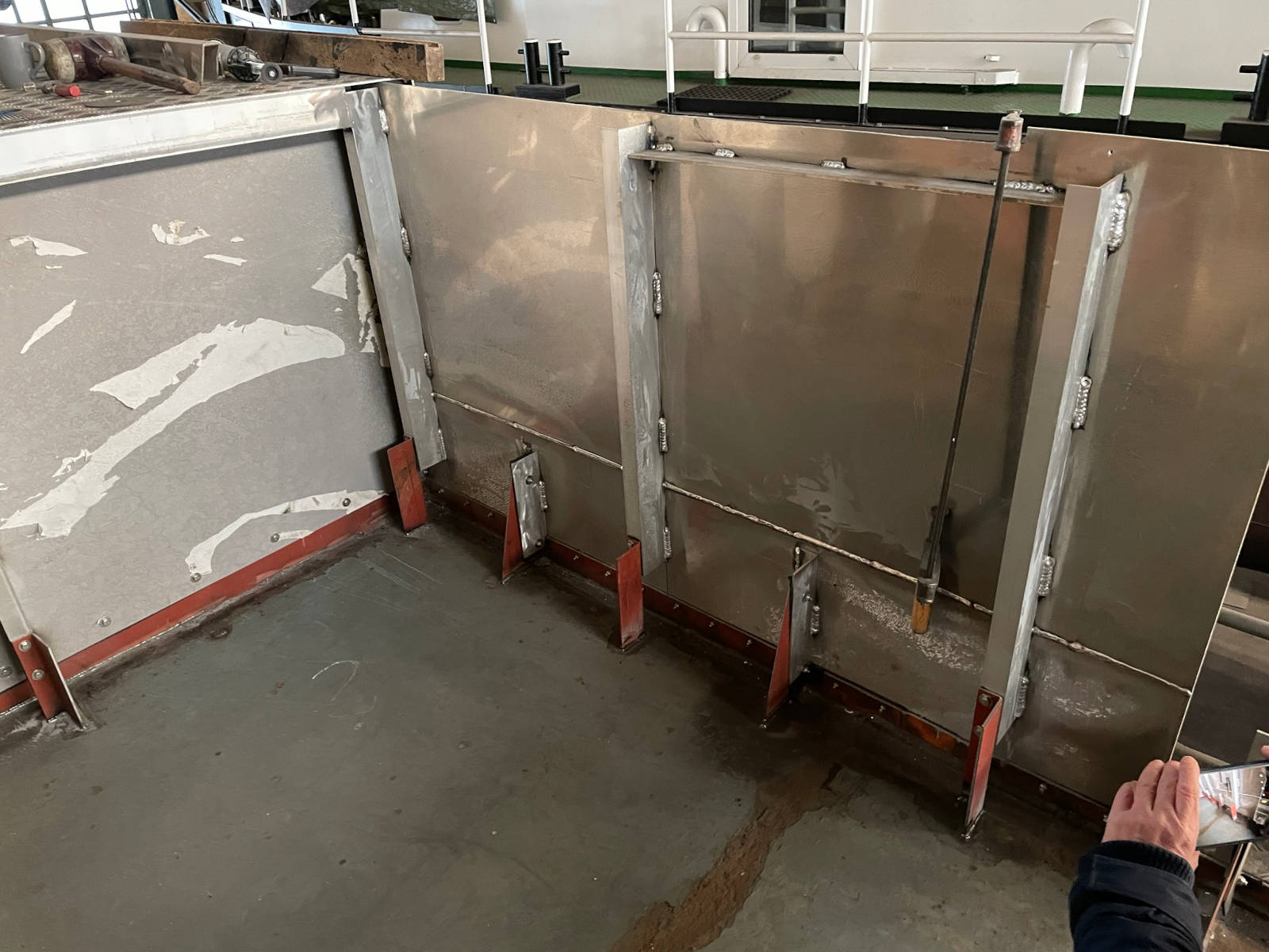 Befestigungskonsolen an der Isolierstelle zwischen dem historischen Rumpf und dem neuen Aluminiumaufbau - Foto: Ingmar Pering