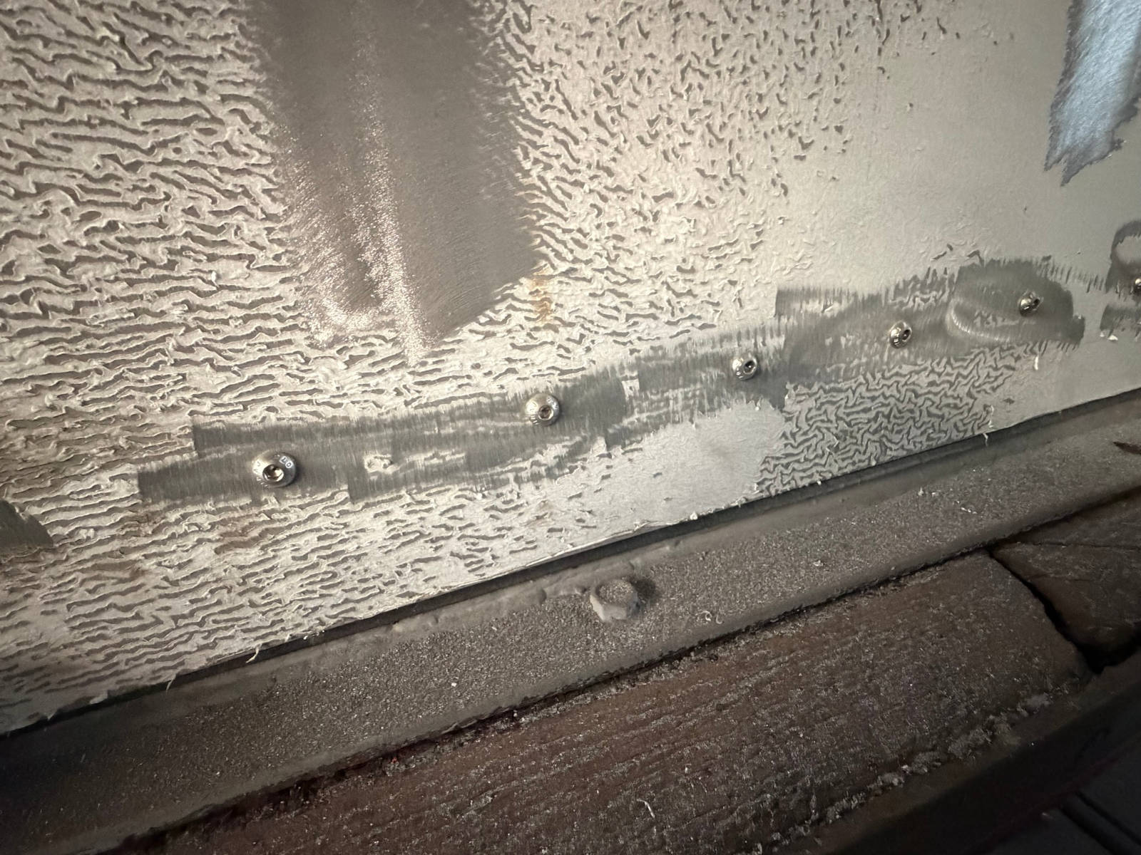 Verschraubung an der Isolierstelle zwischen dem historischen Rumpf und dem neuen Aluminiumaufbau - Foto: Ingmar Pering